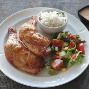 Grillet kyllinglår med ris, salat og paprikasaus