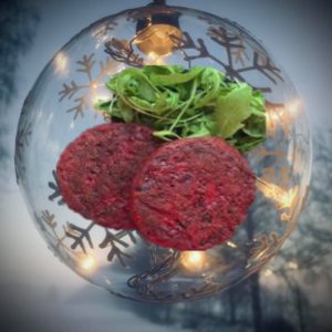 Vegetarisk juletallerken  – Serveres varm – rødbetburger, vegetarisk pølse, hvetekornspilaff, vegisterkake, ovnsbakte grønnsaker, tzatziki