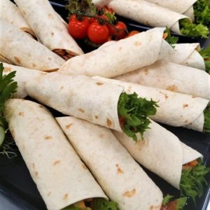 Tacowrap med kylling, salsa, crispy salat og rødløk