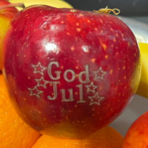 Eple med god jul preget i skallet